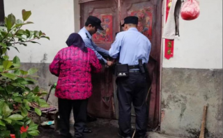 老人拆锁占足球场犯法吗，老人拆锁占足球场犯法吗知乎